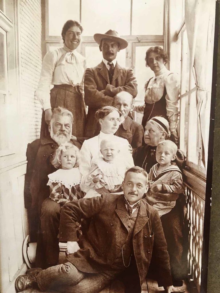 Die Familie auf der Treppe des Hotels