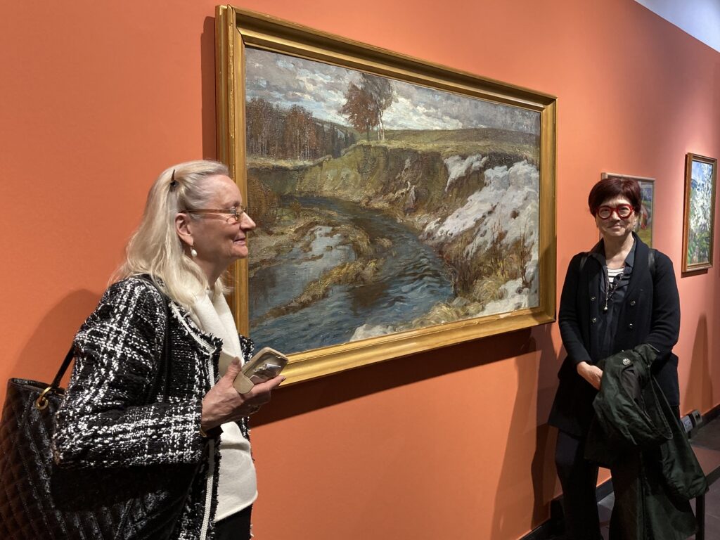 Karin Pircher und Herta Waldner neben einem Gemälde von Ellen Tornquist