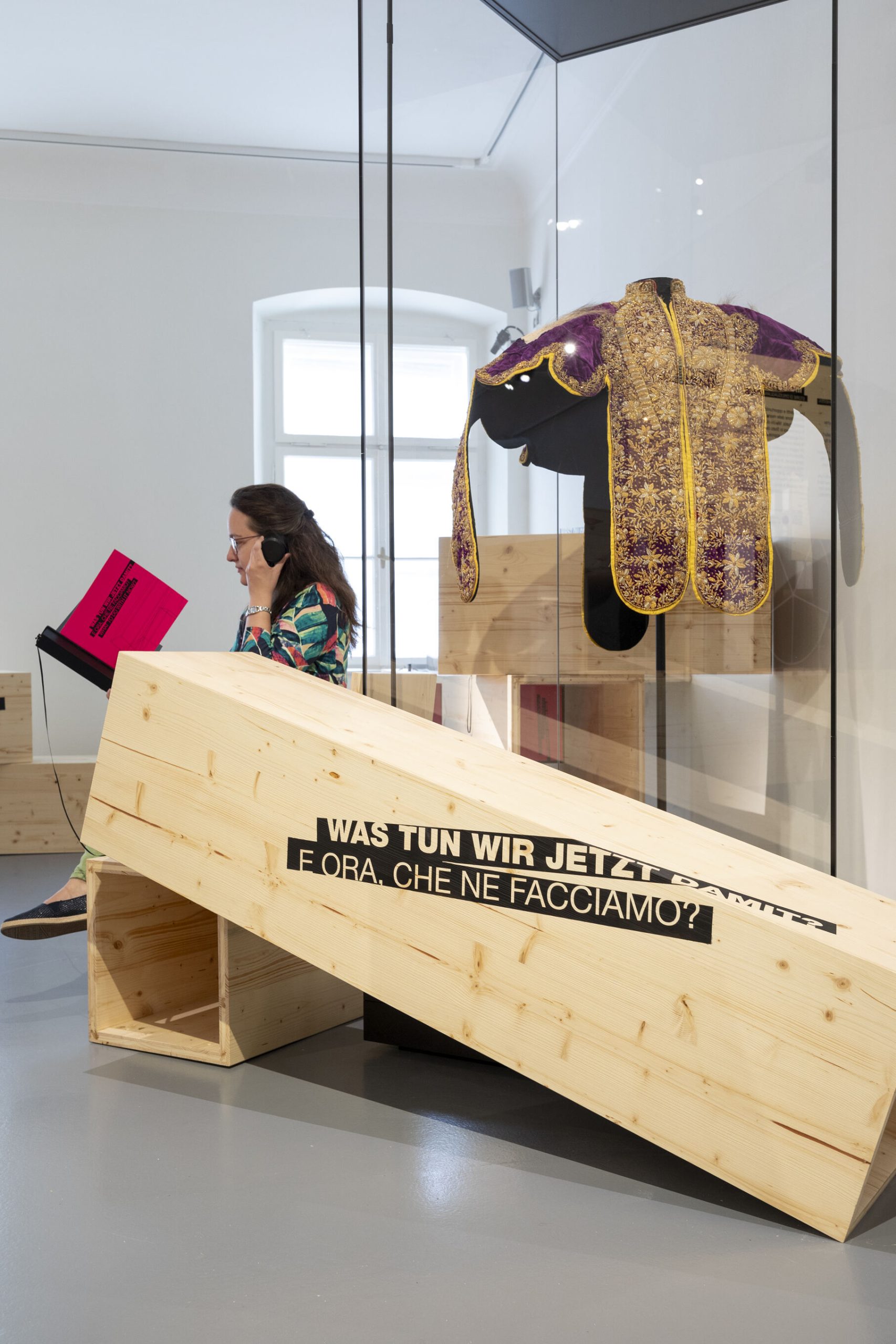 Der Mantel in der Ausstellung in Innsbruck. Foto: Maria Kirchner